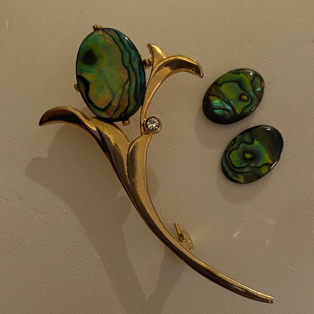 COSTUME Gold tone and abalone shell Jewelry Set. Brooch & studs.